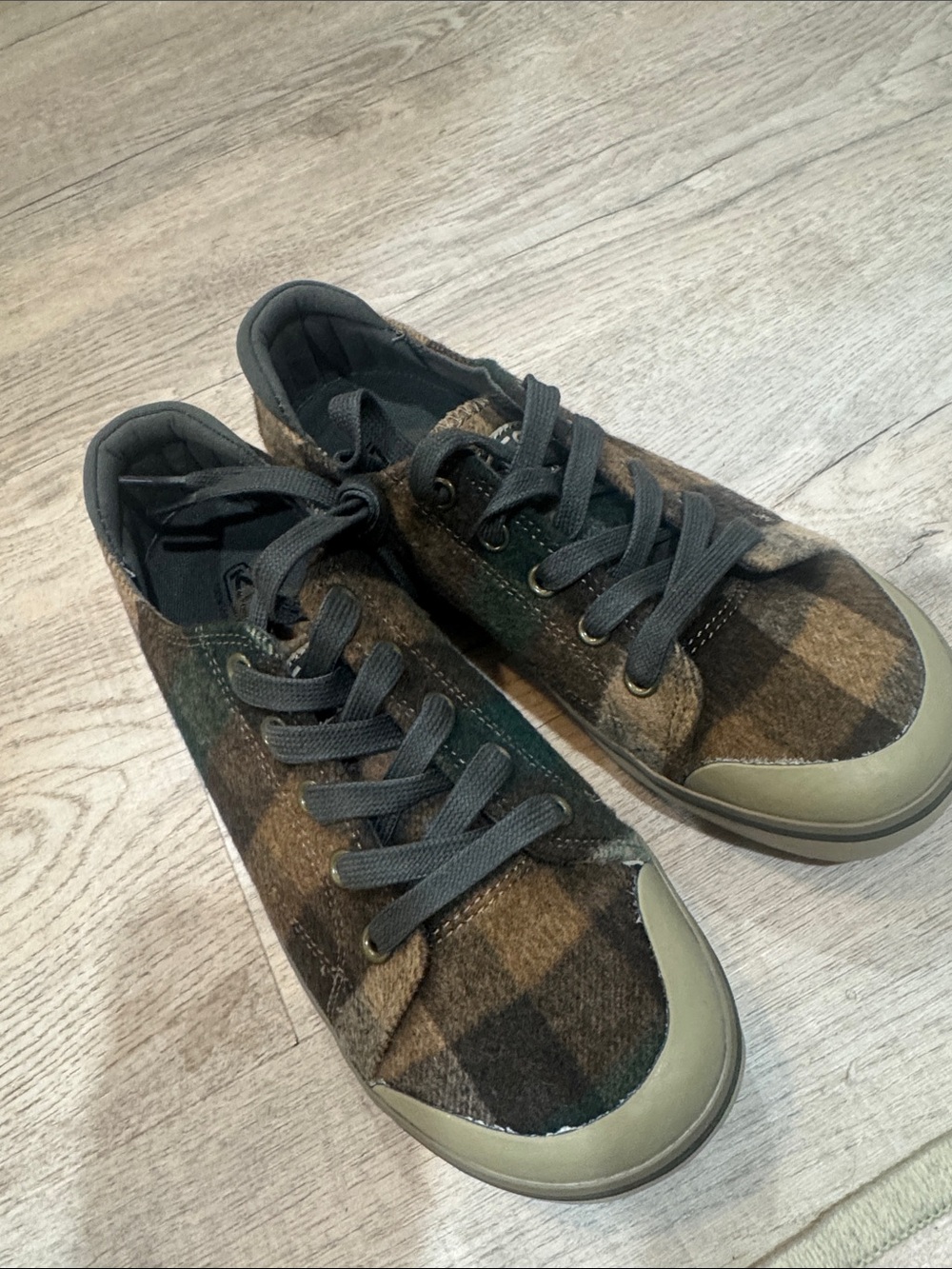 NWOT Keen Plaid Low-Top Sneakers in Olive Green and Brown - Picture 2 of 4